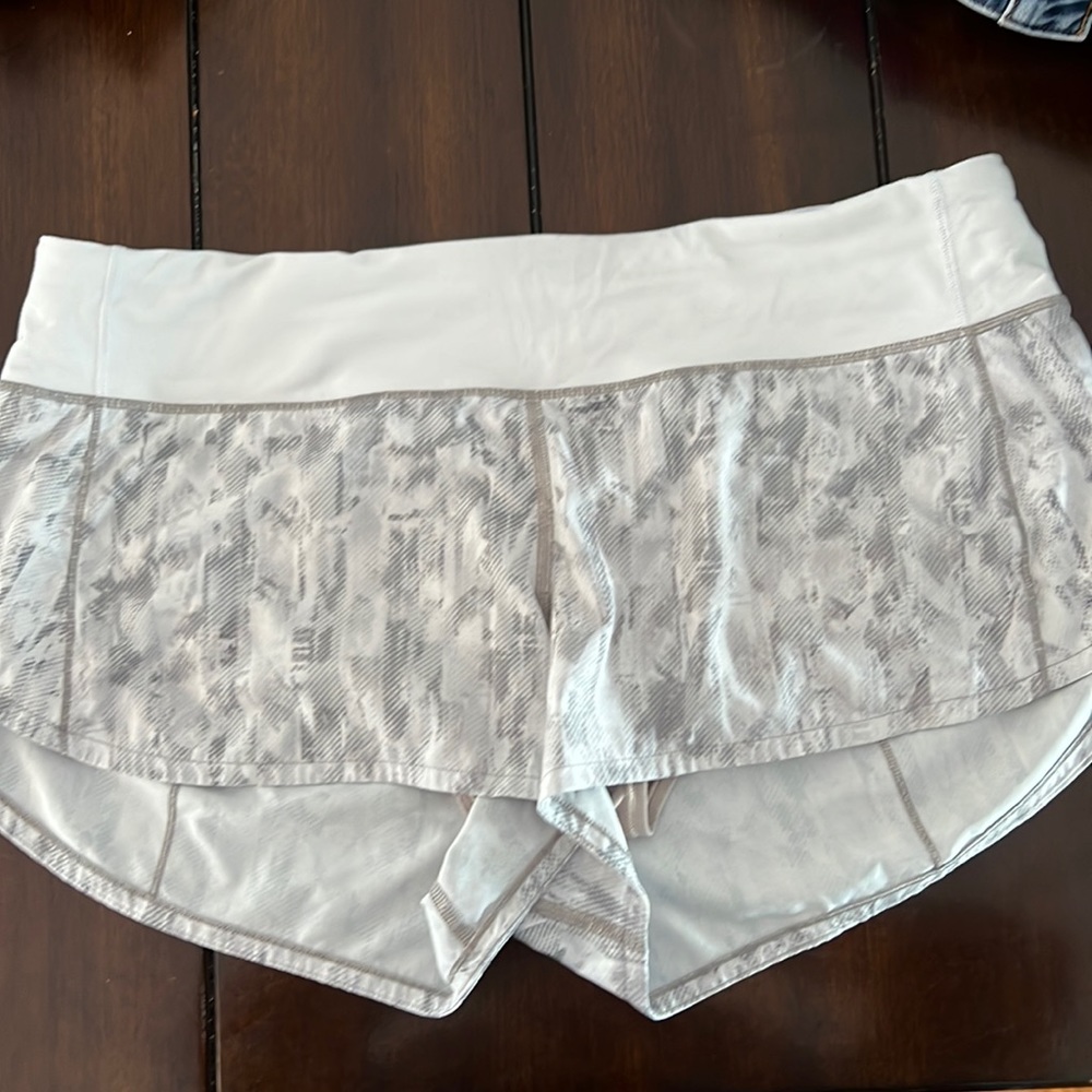 Lululemon Speed Up 2.5” shorts. Size 10. Great condition